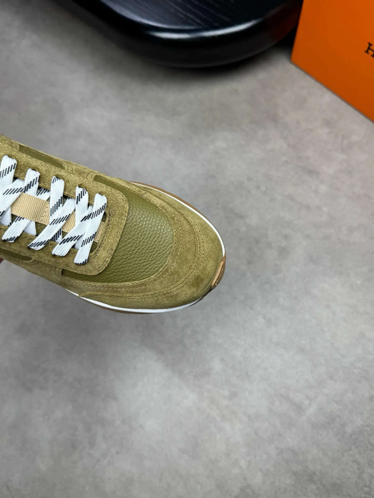 [HERMES] Hermes men's shoes 💰: 800💰 - High-end quality original items 🔍🔍🔍 casual sports shoes - Upper: 🔝 pebbled calfskin, suede calfskin, shoe body forged ´H´ totem, tongue webbing injection molded brand logo - Lining: brand canvas, foot pads; water-dyed cowhide -Outsole: Ultra-light T men's shoes 💰U foam; two-color molded outsole -Ultra-high quality control and fine workmanship: highlighted (high-end, extravagance, grade) -Size: 38-44 (45, can be customized)